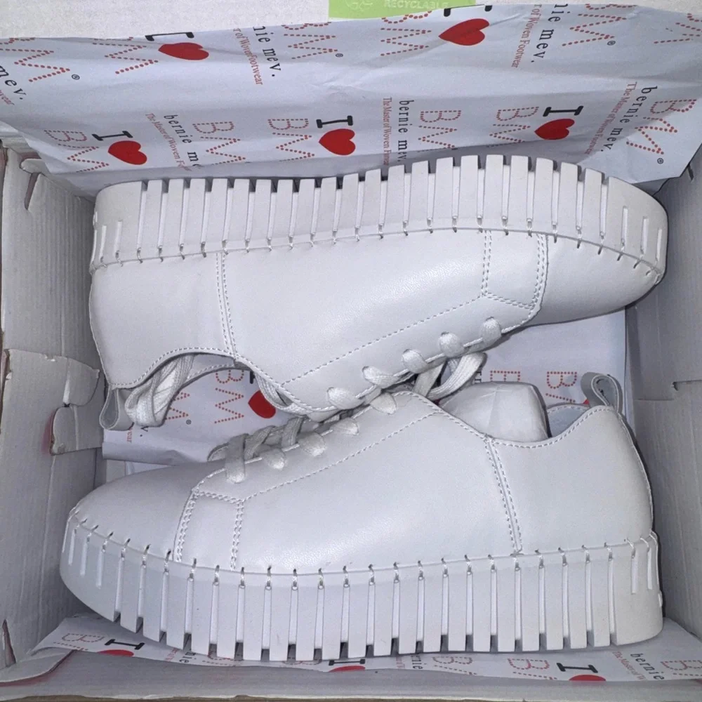 bernie mev. Aya White Memory Foam Platform Sneakers, Size 39 NEW
